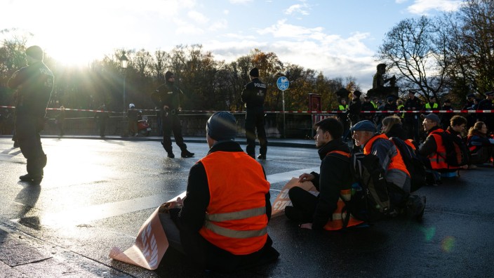 Demonstrationen - Potsdam: Klimaaktivisten der "Letzten Generation" sitzen in München und blockieren den Verkehr. Foto: Lennart Preiss/dpa/Archivbild