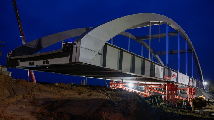 Verkehr - Bergrheinfeld: Eine 750 Tonnen schwere Eisenbahnbrücke wird über die Autobahn 70 (A70) bei Bergrheinfeld geschoben. Foto: Daniel Löb/dpa