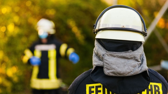 Brände - Hamburg: Einsatzkräfte der Feuerwehr in Schutzkleidung. Foto: Philipp von Ditfurth/dpa/Symbolbild