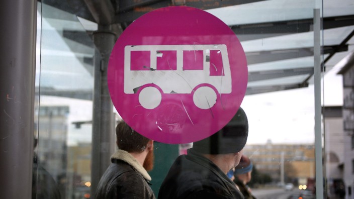 Bundesländer - Stuttgart: Blick auf das Piktogramm eines Busses an einer Bushaltestelle. Foto: picture alliance/Susann Prautsch/dpa/Symbolbild