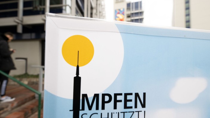 Gesundheit - Hamburg: Ein Plakat mit der Aufschrift "Impfen schützt" steht vor einem Impfzentrum. Foto: Bernd Weißbrod/dpa/Symbolbild