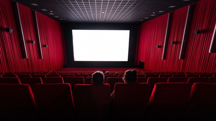 Steuern - Halle (Saale): Besucher sitzen in einem Kinosaal. Foto: Robert Michael/dpa-Zentralbild/dpa/Symbolbild
