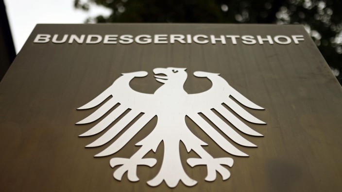 Urteile - Karlsruhe: Ein Hinweisschild mit dem Bundesadler steht vor dem Bundesgerichtshof (BGH) in Karlsruhe. Foto: Uli Deck/dpa/Symbolbild