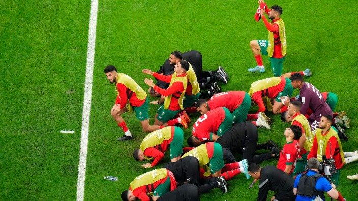 Fußball - Düsseldorf: Marokkos Spieler jubeln nach dem Sieg im Elfmeterschiessen. Foto: Petr David Josek/AP/dpa