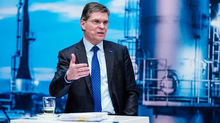 Energie - Ludwigshafen am Rhein: Hans-Ulrich Engel, Finanzvorstand des Chemiekonzerns BASF, spricht. Foto: Uwe Anspach/dpa/Archivbild