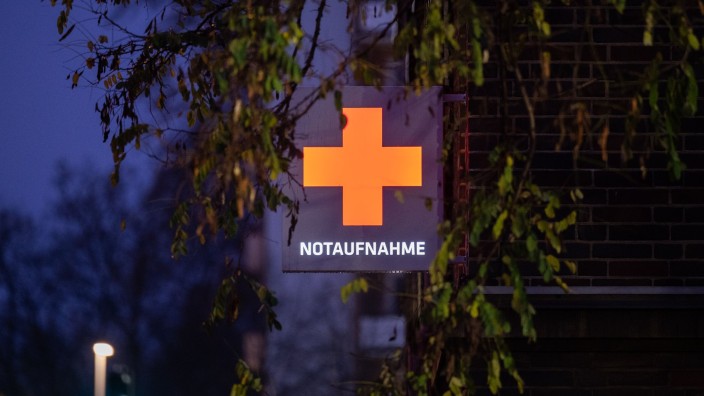 Unfälle - : Ein Schild weist auf die Notaufnahme eines Krankenhauses hin. Foto: Julian Stratenschulte/dpa/Symbolbild