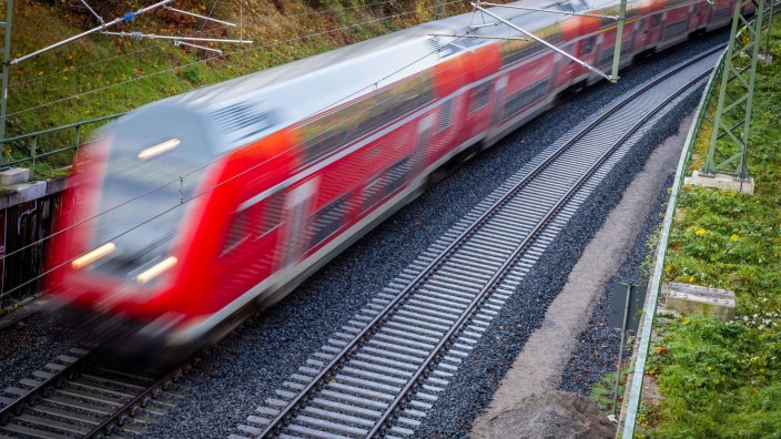 Bahn - Schwerin: Ein Zug der Deutschen Bahn fährt übers Gleis. Foto: Jens Büttner/dpa/Symbolbild
