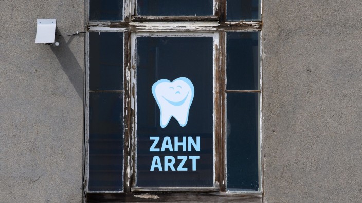 Gesundheit - Erfurt: Zahnarzt steht an einem Fenster eines Hauses geschrieben, in dem sich eine Zahnarztpraxis befindet. Foto: Robert Michael/dpa-Zentralbild/dpa/Symbolbild
