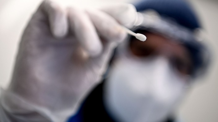 Gesundheit - Kopenhagen: Ein Arzt hält ein Teststäbchen für die Entnahme einer Probe für einen Corona-Test in der Hand. Foto: Britta Pedersen/dpa-Zentralbild/dpa/Symbolbild