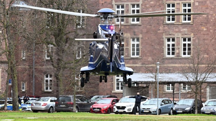 Terrorismus - Karlsruhe: Ein Hubschrauber der Bundespolizei mit einer festgenommenen Person an Bordd landet in Karlsruhe. Foto: Uli Deck/dpa