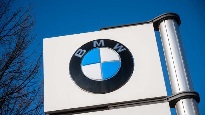 Auto - München: Vor einem Werk steht das Logo von BMW. Foto: Christophe Gateau/dpa/Symbolbild