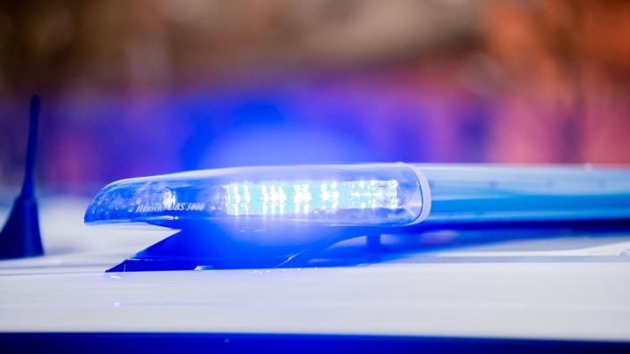 Polizei - Ulm: Das Blaulicht eines Polizeifahrzeuges leuchtet. Foto: Christoph Soeder/dpa/Symbolbild