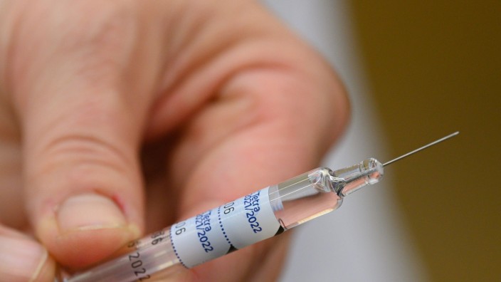 Gesundheit - Potsdam: Eine Ärztin hält eine Spritze mit einem Wirkstoff gegen die Grippe in der Hand. Foto: Robert Michael/dpa-Zentralbild/dpa/Symbolbild