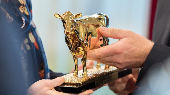 Agrar - Bad Zwischenahn: Eine goldene Kuh-Statue wird bei der Verleihung überreicht. Foto: Mohssen Assanimoghaddam/dpa/Archivbild