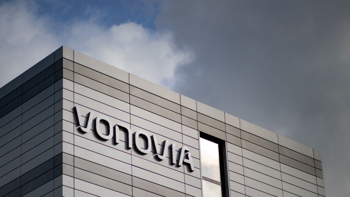 Immobilien - Bochum: Der Schriftzug des Wohnungsunternehmens "Vonovia" hängt an der Firmenzentrale. Foto: Marcel Kusch/dpa/Archivbild