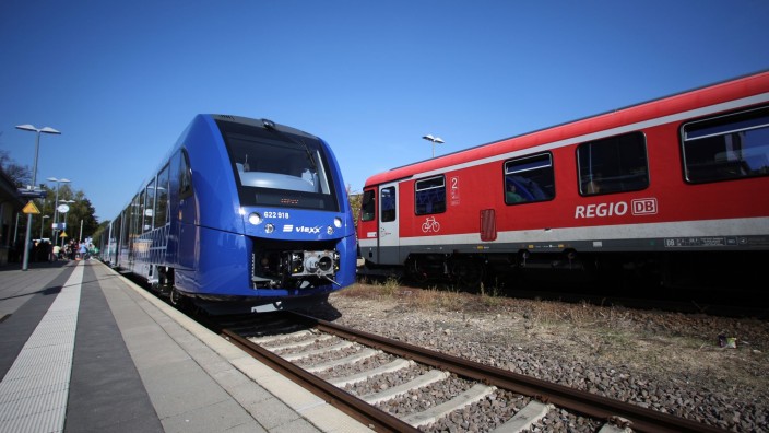 Verkehr - Mainz: Neben einem Regionalexpresszug der Firma vlexx steht ein Regionalzug der Deutschen Bahn. Foto: picture alliance / dpa/Archiv