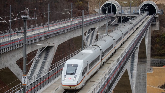 Verkehr - Wendlingen am Neckar: Ein ICE-Zug steht auf der Bahn-Neubaustrecke zwischen Wendlingen und Ulm auf der Filstalbrücke. Foto: Christoph Schmidt/dpa