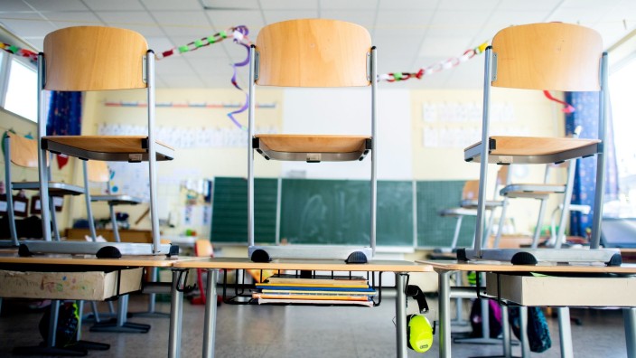Bildung - Hannover: Stühle stehen nach Schulschluss auf den Tischen im Unterrichtsraum einer Grundschule. Foto: Hauke-Christian Dittrich/dpa/Archiv