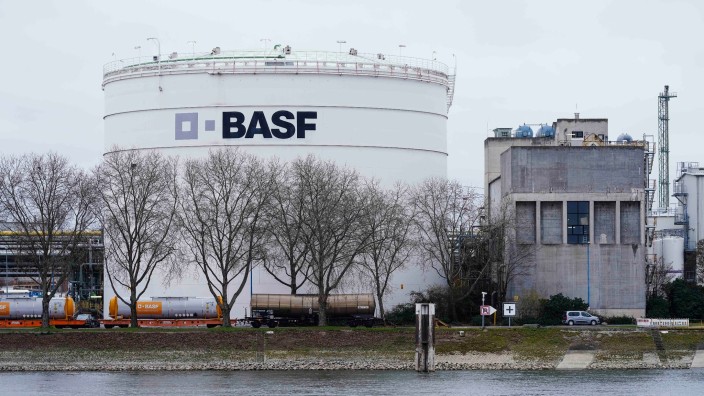 Chemie - Ludwigshafen am Rhein: Der Schriftzug "BASF" ist an einer Anlage auf dem Gelände des Chemiekonzerns BASF zu sehen. Foto: Uwe Anspach/dpa/Archiv