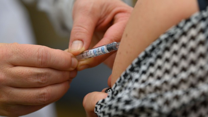 Gesundheit - Schwerin: Ein Arzt impft eine Frau gegen die Grippe. Foto: Robert Michael/dpa-Zentralbild/dpa/Symbolbild