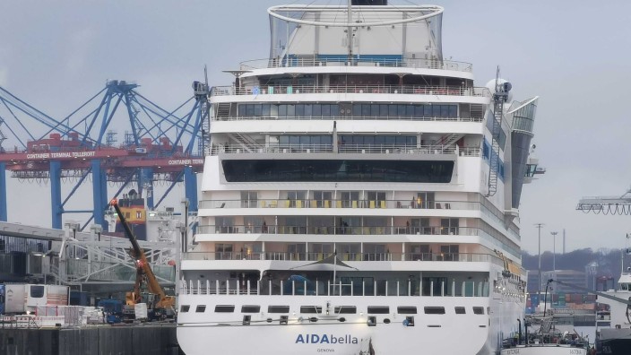 Schifffahrt - Hamburg: Das Kreuzfahrtschiff Aidabella ist gegen eine Kaimauer geprallt. Foto: Steven Hutchings/TNN/dpa