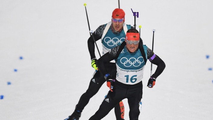 Gesellschaft - : Erik Lesser (vorn) und Arnd Peiffer (hinten) beim Biathlon. Das Interesse am Wintersport war 2023 laut den Suchanfragen groß. Foto: Hendrik Schmidt/zb/dpa