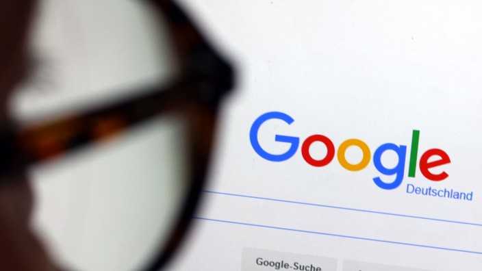 Gesellschaft - : Die Seite der Suchmaschine von Google ist hinter einer Frau mit Brille zu sehen. Foto: Karl-Josef Hildenbrand/dpa/Illustration