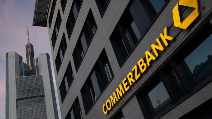 Banken - Frankfurt am Main: Der Schriftzug "Commerzbank" und das Logo sind auf einem Gebäude zu sehen. Foto: Sebastian Christoph Gollnow/dpa/Archivbild