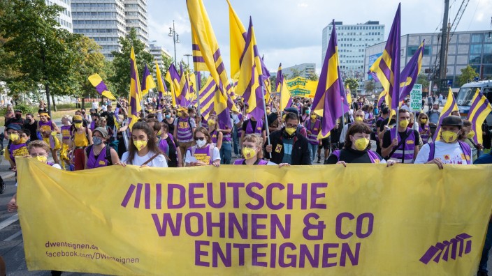 Parteien - Berlin: Bei einer Demo gegen hohe Mieten halten Teilnehmende ein Plakat "Deutsche Wohnen &amp; Co enteignen". Foto: Christophe Gateau/dpa/Symbolbild