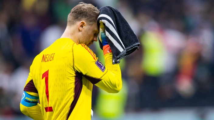 Fußball - München: Torwart Manuel Neuer reagiert unzufrieden. Foto: Tom Weller/dpa