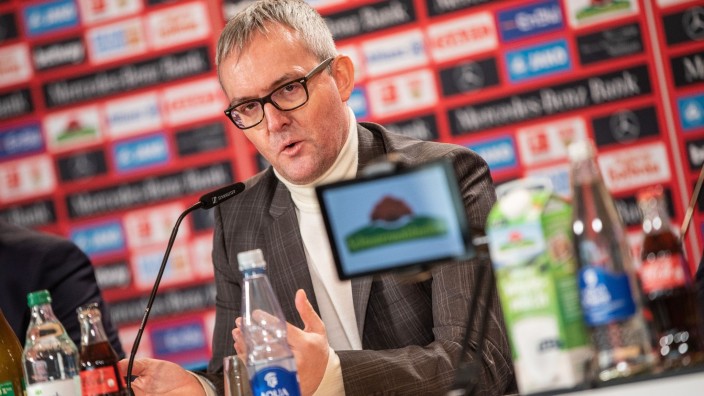 Fußball - Stuttgart: VfB-Vorstandschef Alexander Wehrle spricht zu Journalisten. Foto: Christoph Schmidt/dpa