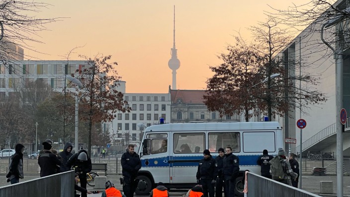 Demonstrationen - Berlin: Aktivisten blockieren am frühen Morgen eine Zufahrt zur Tiefgarage des Bundestages. Foto: Julius-Christian Schreiner/tnn/dpa