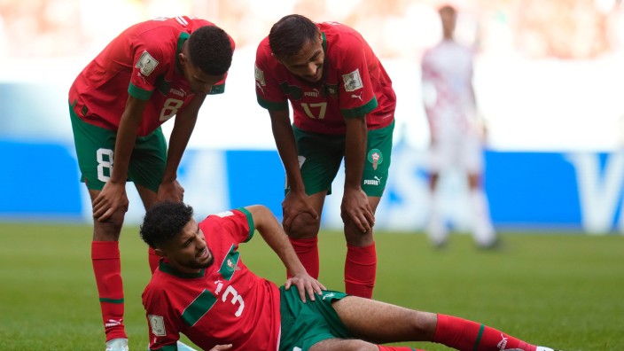 Fußball - Ar-Rayyan: Marokkos Noussair Mazraoui liegt verletzt am Boden. Foto: Manu Fernandez/AP/dpa/Archivbild