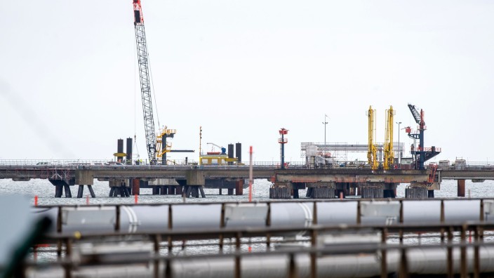 Energie - : Technische Anlagen und ein Kran stehen auf dem Anleger für das LNG-Terminal in der Nordsee vor Wilhelmshaven. Foto: Hauke-Christian Dittrich/dpa/Archivbild