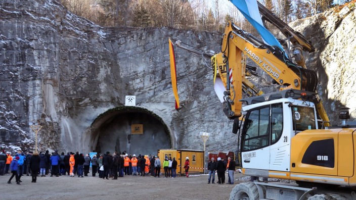 Umwelt - Garmisch-Partenkirchen: Arbeiter stehen nach dem offiziellen Tunnelanschlag vor dem zukünftigen Eingang des Kramertunnels. Foto: Stephan Jansen/dpa/Archivbild