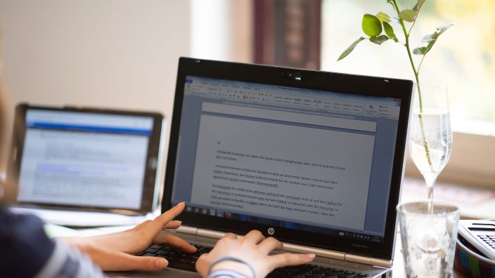 Bildung - Wiesbaden: Eine Schülerin erledigt Schulaufgaben an einem Laptop. Foto: Sebastian Gollnow/dpa/Symbolbild