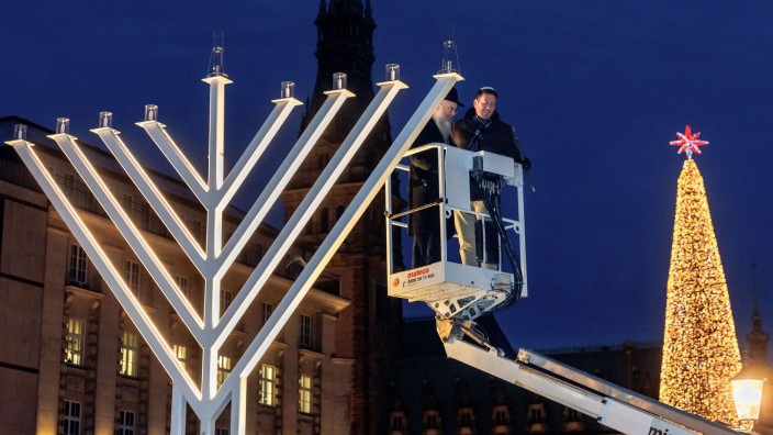 Religion - Hamburg: Landesrabbiner Shlomo Bistritzky entzündet das erste Licht an einem Chanukka-Leuchter. Foto: Markus Scholz/dpa