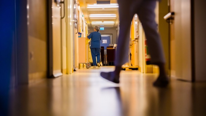 Gesundheit - : Blick in den Gang der Intensivstation einer Kinderklinik. Foto: Christoph Soeder/dpa/Symbolbild