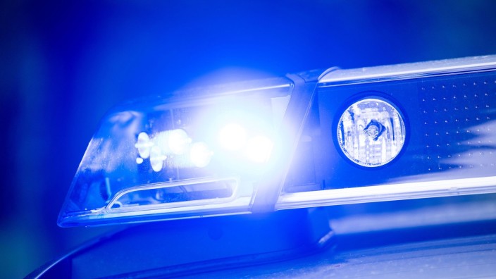 Kriminalität - Berlin: Ein Blaulicht leuchtet an einer Polizeistreife. Foto: Lino Mirgeler/dpa/Symbolbild