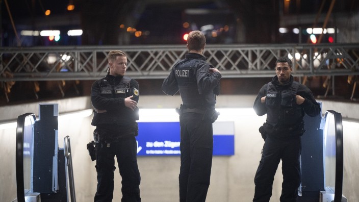 Kriminalität - Frankfurt am Main: Polizeibeamte stehen in der S-Bahnstation Gateway Gardens. Foto: Sebastian Gollnow/dpa