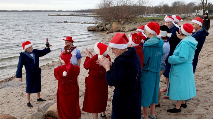 Brauchtum - Senftenberg: Die Mitglieder des Vereins "Pirrlliepausen" treffen sich zu ihrem traditionellen Weihnachtsbad im Senftenberger See. Foto: Bernd Wüstneck/dpa