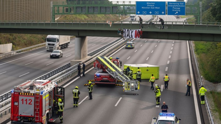 Kriminalität - Fürstenfeldbruck: Aktivisten nehmen an einer Banneraktion an einer Brücke über der Autobahn A96 bei Germering teil. Foto: Peter Kneffel/dpa/Archivbild