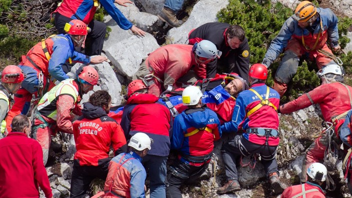 Film - Bischofswiesener Forst: Rettungskräfte tragen den verletzten Höhlenforscher Johann Westhauser auf einer Trage. Foto: picture alliance/dpa/Archivbild