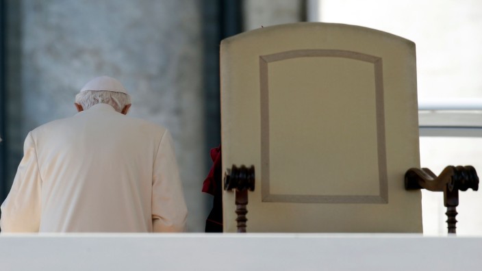 Kirche - Münster: Der damalige Papst Benedikt XVI. verlässt nach seiner letzten Generalaudienz den Petersplatz im Vatikan. Foto: Gregorio Borgia/AP/dpa