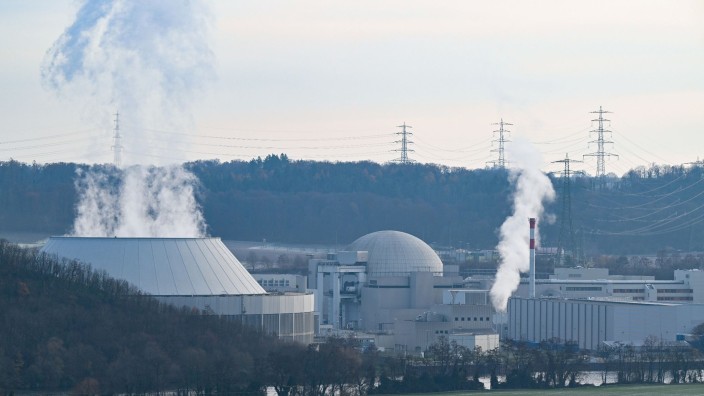Atom - Neckarwestheim: Blick auf das Kernkraftwerk Neckarwestheim. Foto: Bernd Weißbrod/dpa