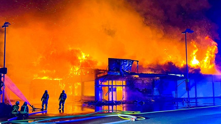Brände - Hohen Neuendorf: Die Feuerwehr löscht einen brennenden Supermarkt in Bergfelde. Foto: Philipp Neumann/TNN/dpa/Archivbild