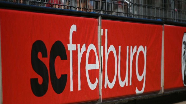 Fußball - Freiburg im Breisgau: Das Logo des SC Freiburg ist auf einer Werbebande zu sehen. Foto: Patrick Seeger/dpa/Archivbild