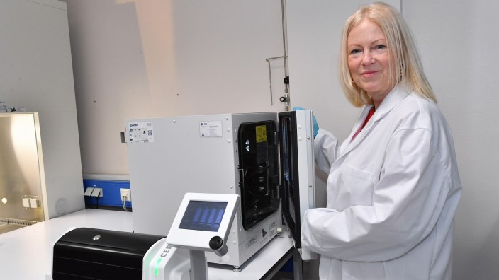 Forschung - Dummerstorf: Monika Röntgen, Leiterin des Projektes "Cellzero Meat", steht an einem Bioreaktor. Foto: Joachim Kloock/Steinke + Hauptmann/dpa/Archivbild