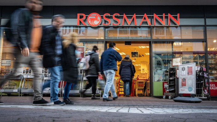 Einzelhandel - Burgwedel: Kunden betreten eine Filiale der Drogeriemarktkette Rossmann. Foto: Frank Rumpenhorst/dpa/Archivbild