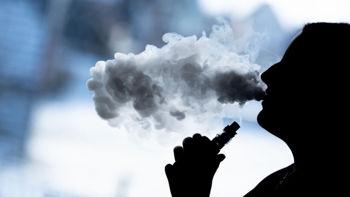 Kabinett - München: E-Zigaretten sind besonders dann problematisch, wenn sie zum Einweg-Gebrauch gedacht sind. Foto: Silas Stein/dpa